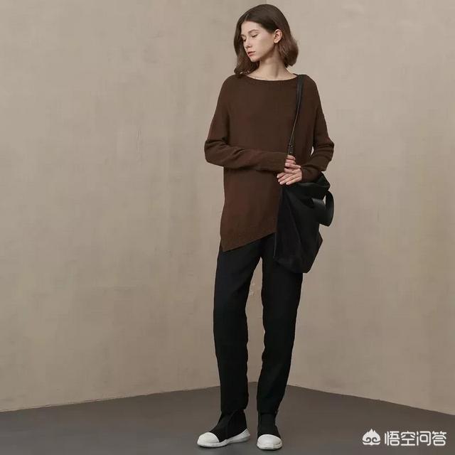 一件浅咖啡色接近驼色的宽松羊毛衫搭配什么颜色的裤子或是裙子？