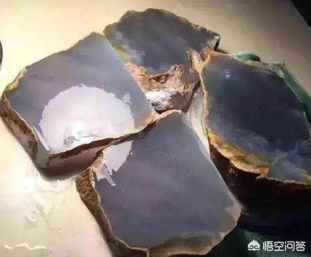 怎么知道自己的翡翠值多少钱,朋友给了个翡翠，能否看看真假，估个价格？