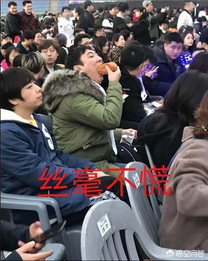 王思聪热狗:王校长吃热狗走红网络，除了表情包，还有哪些周边产品？