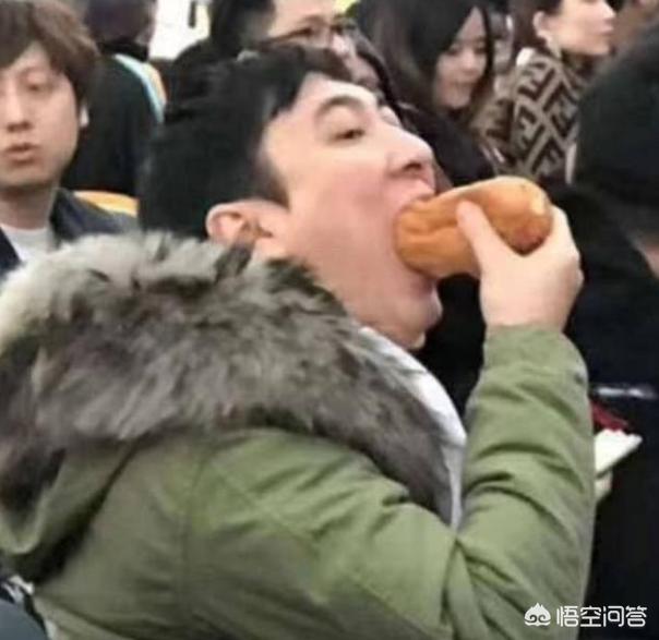 吃大便表情:王思聪吃热狗怎么也会火？是不是名人做什么事都会被放大？