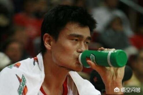 在激烈的NBA比赛中,球员遭遇尿急问题要如何解决呢？