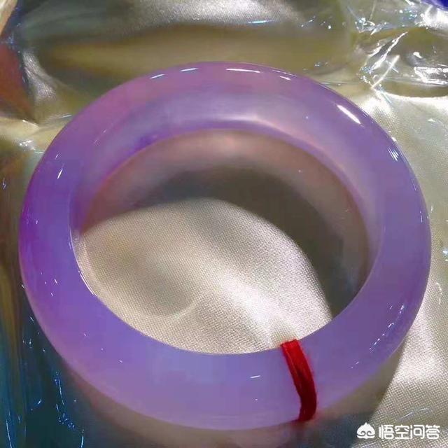 玉镯带紫色是什么玉,年轻人戴紫罗兰翡翠手镯可以吗？