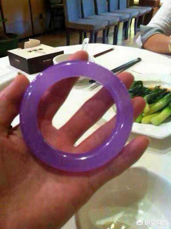 玉镯带紫色是什么玉,年轻人戴紫罗兰翡翠手镯可以吗？