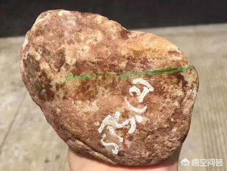 翡翠原石皮壳图解,为什么有些缅甸的翡翠原石皮壳是黑色的？