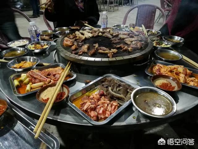 男子当街生火烤狗:去凉山旅游，有什么好玩的地方值得推荐吗？ 男子在街边烤活狗