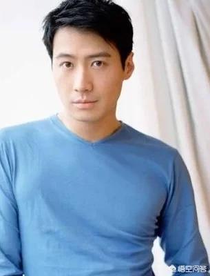 人气王杨洋和年轻时的黎明,你觉得谁更帅?为什么？