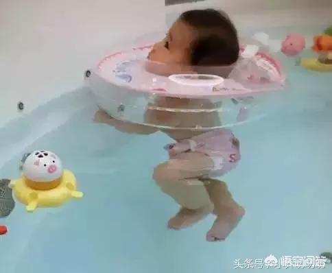 游泳馆婴儿上脖圈视频:幼儿无人看护在泳池倒立挣扎72秒，你怎么看？