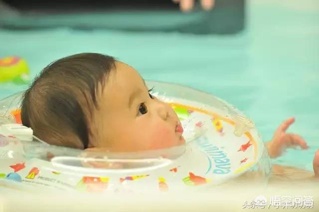 游泳馆婴儿上脖圈视频:幼儿无人看护在泳池倒立挣扎72秒，你怎么看？
