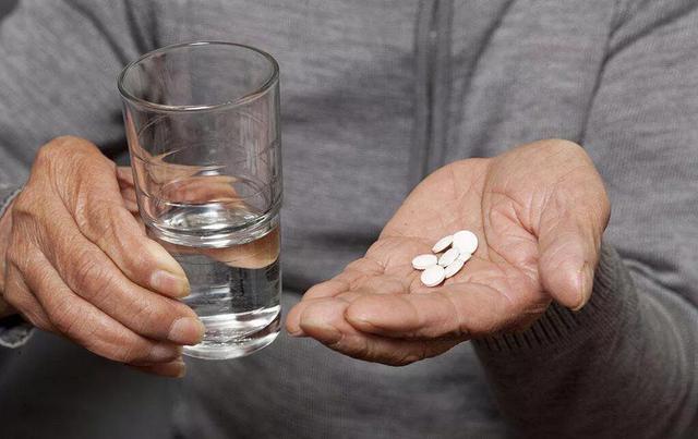 头条问答 - 农村有些老人吃药时经常会干吞药片和胶囊,这样好吗?