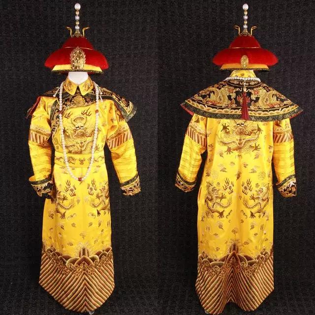 在秦朝,皇室以水德兴起,所以秦朝的龙袍是玄色.