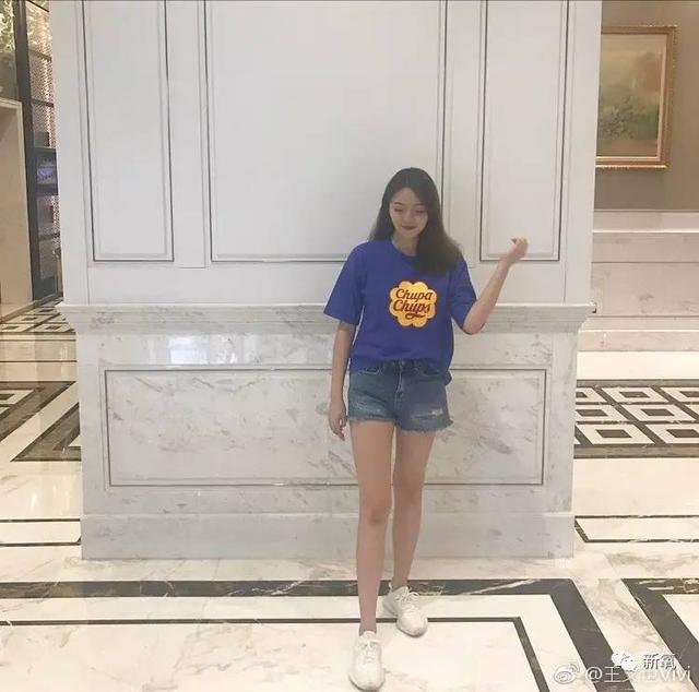 杨幂女儿照片:王中磊闺女晒长腿照，娱乐圈大佬们的千金都长什么样？