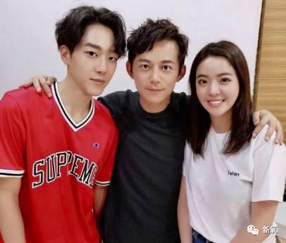杨幂女儿照片:王中磊闺女晒长腿照，娱乐圈大佬们的千金都长什么样？