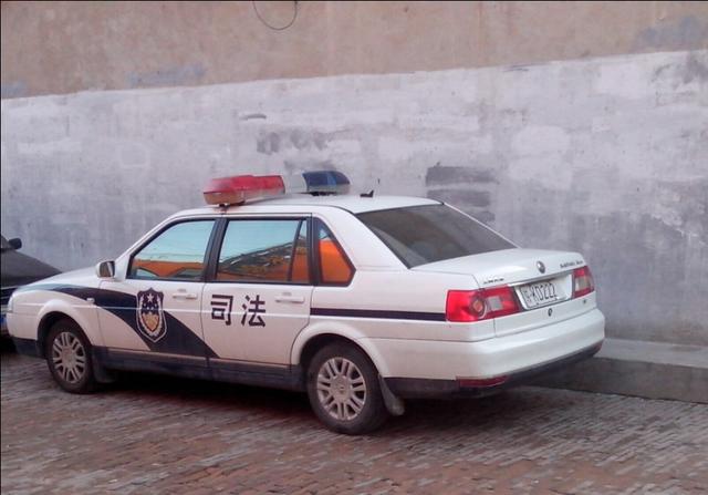 看到警车上有些喷印的是"公安"有些喷印的是"警察",二者有什么区别吗?