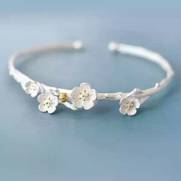 年轻人戴翡翠老气吗,年轻人适合什么颜色的翡翠手镯？