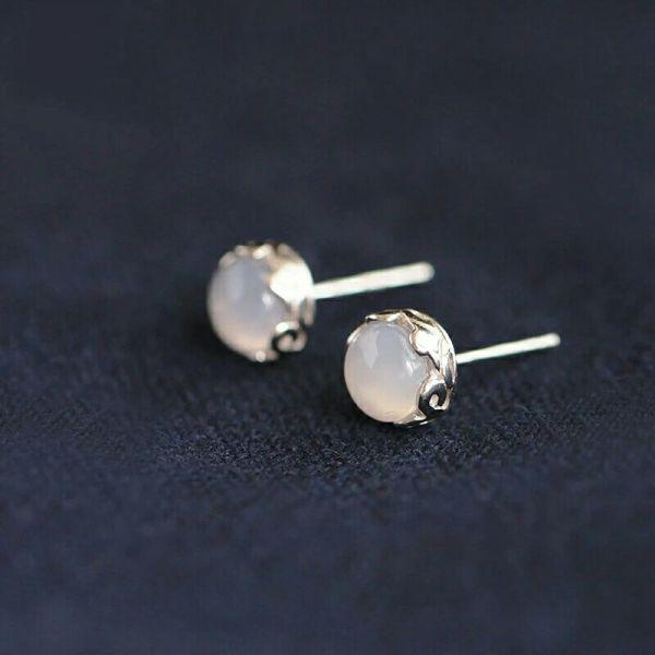 年轻人戴翡翠老气吗,年轻人适合什么颜色的翡翠手镯？