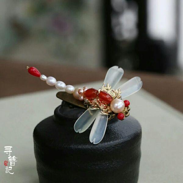 年轻人戴翡翠老气吗,年轻人适合什么颜色的翡翠手镯？