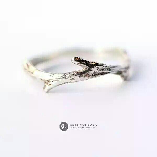 年轻人戴翡翠老气吗,年轻人适合什么颜色的翡翠手镯？