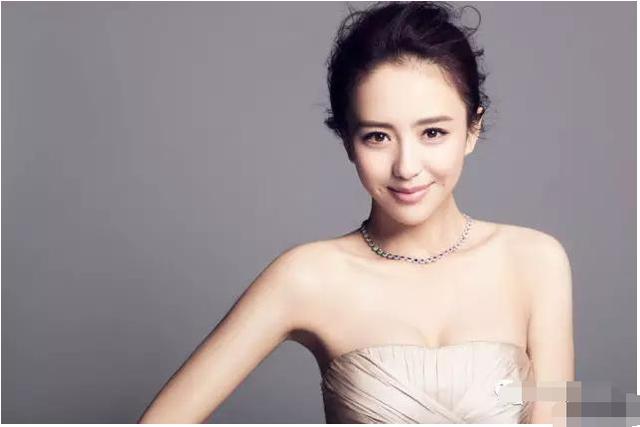李金铭的胸:娱乐圈哪些女明星有“梨窝