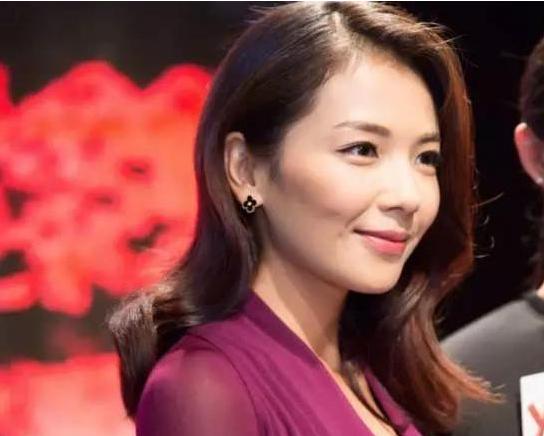 李金铭的胸:娱乐圈哪些女明星有“梨窝