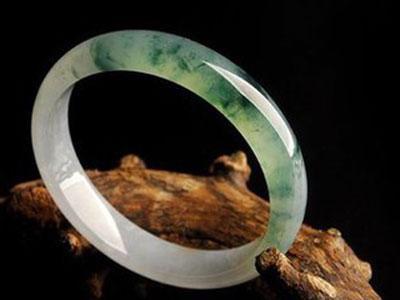 翡翠批发一手货源在哪个城市,翡翠戒面去云南瑞丽购买，会更便宜吗？