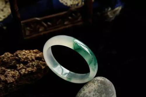 翡翠批发一手货源在哪个城市,翡翠戒面去云南瑞丽购买，会更便宜吗？