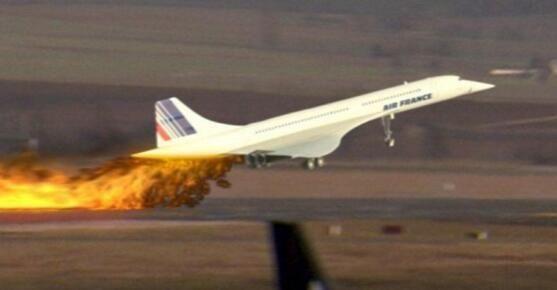 世界上最可怕的飞机失踪事件，1990年，相传消失35年的飞机降落机场，时空隧道真的存在吗
