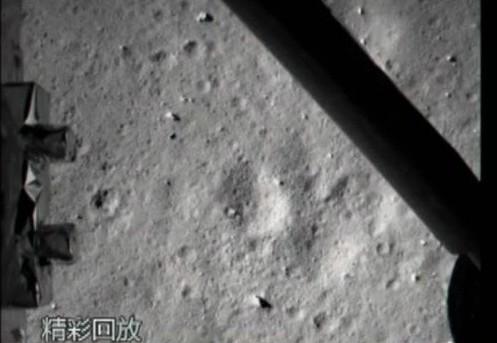 月球是中空的，中国拍摄的月球照片和美国拍的月球照片只差一个坑，是真的假的