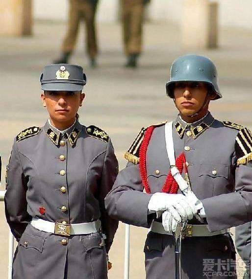 德軍軍服的區別德國國防軍的軍服是灰藍色的,胸前有一個獵鷹萬字標誌