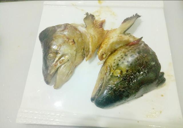 中餐厅三文鱼头做法，三文鱼都有哪些做法？头，皮，骨咋做好吃？