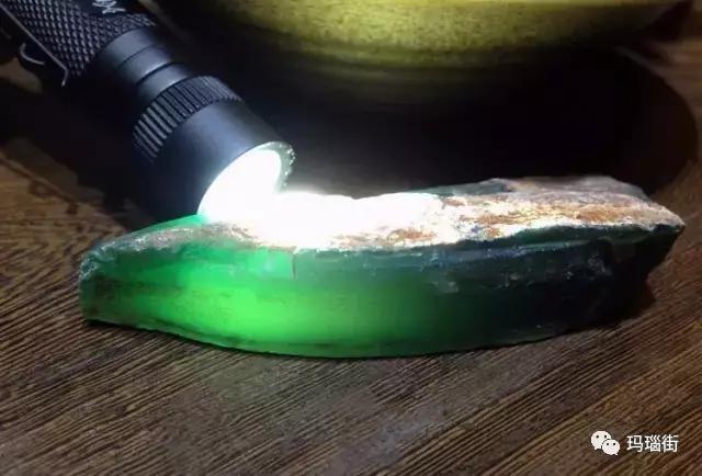 玉髓和翡翠的区别图片,什么是绿玉髓？为什么它和翡翠那么相似？