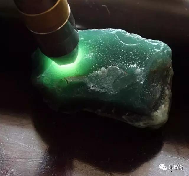 天然玉髓和翡翠有什么区别,小家碧玉的玉髓和天然翡翠有哪些区别？