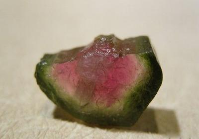 碧玺和翡翠哪个价值更高,同种颜色的碧玺，为什么价格相差百余倍？