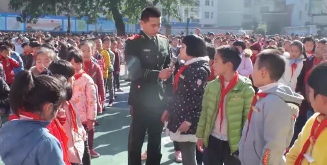 狗狂吠救老人性命腾讯:有没有人知道狗救主人的故事啊？