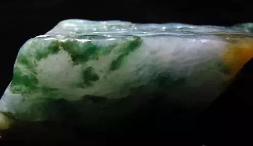 一亿翡翠原石切200亿,亿级翡翠原石是什么样的？