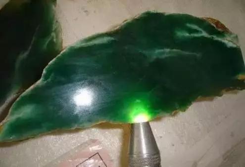 一亿翡翠原石切200亿,亿级翡翠原石是什么样的？