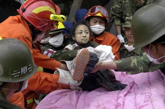 地震后的狗狗高清:汶川地震“猪坚强”住一室一厅还有专人伺候，你怎么看？ 地震后的狗狗