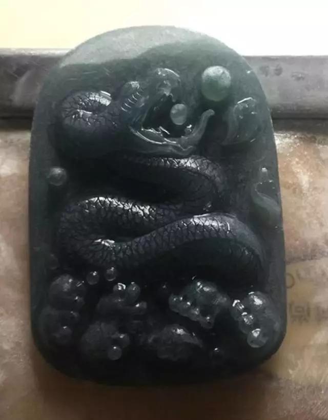 翡翠镯心料雕刻什么好,你手中若有玉石的话你首选雕刻什么题材？