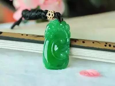 怎么判断翡翠已经戴活了,翡翠不凉证明是酸洗过了吗？