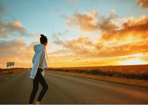 迪丽热巴为宣传新剧晒旅游照明艳动人明星旅游照哪家更强