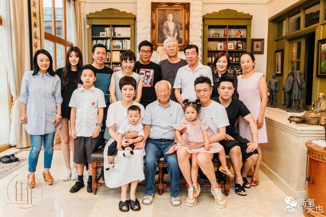 杨幂女儿照片:王中磊闺女晒长腿照，娱乐圈大佬们的千金都长什么样？