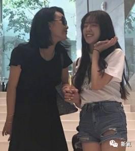 杨幂女儿照片:王中磊闺女晒长腿照，娱乐圈大佬们的千金都长什么样？