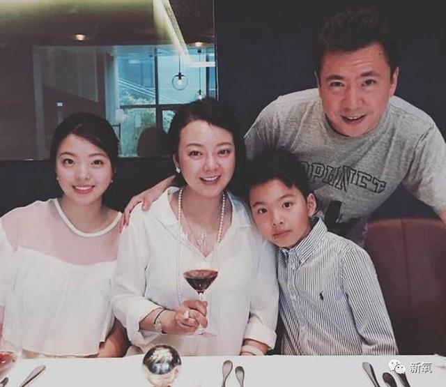 杨幂女儿照片:王中磊闺女晒长腿照，娱乐圈大佬们的千金都长什么样？
