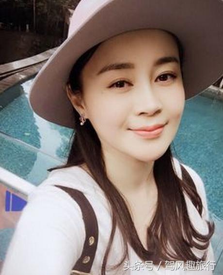 关婷娜胸围照片:为什么关婷娜不是本山大叔的徒弟却这么火？