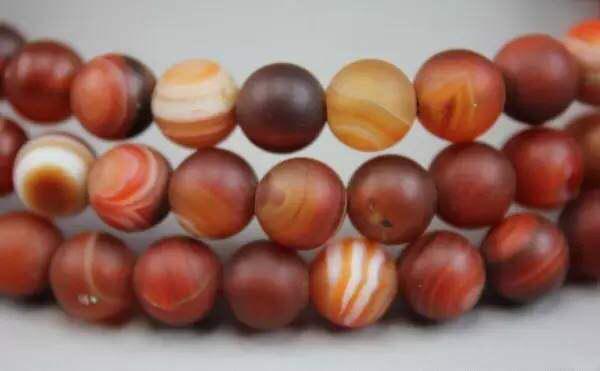 玛瑙和玉哪个养人,玉和玛瑙哪个更有收藏价值？