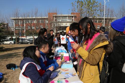 校外青少年预防艾滋病同伴教育指导手册:预防艾滋病青少年责无旁贷 怎么看待大学生患艾滋病的问题？