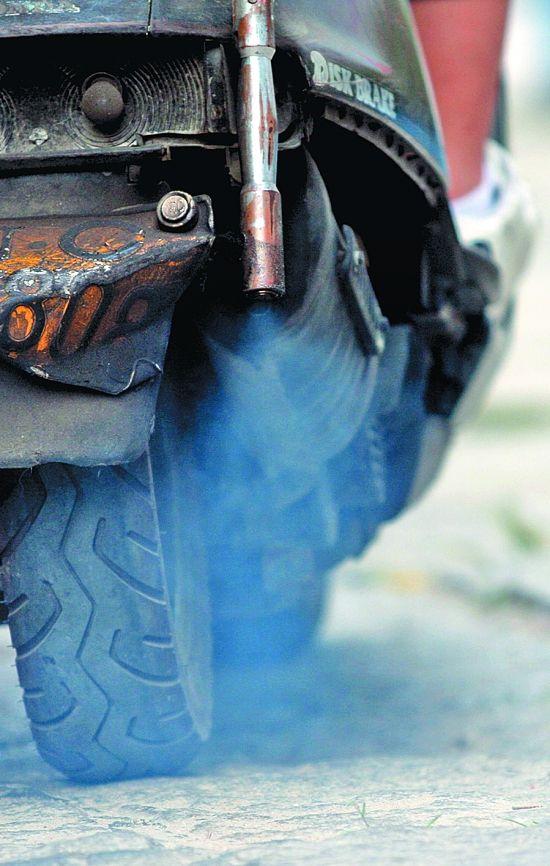 摩托车冒黑烟:摩托车不好着火冒黑烟怎么处理？