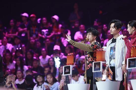 江铠同照片:毛晓彤怎么上了热搜？分手不应该体面吗？