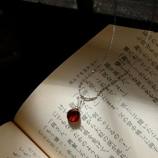 年轻人戴翡翠老气吗,年轻人适合什么颜色的翡翠手镯？