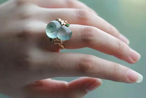 翡翠批发一手货源在哪个城市,翡翠戒面去云南瑞丽购买，会更便宜吗？