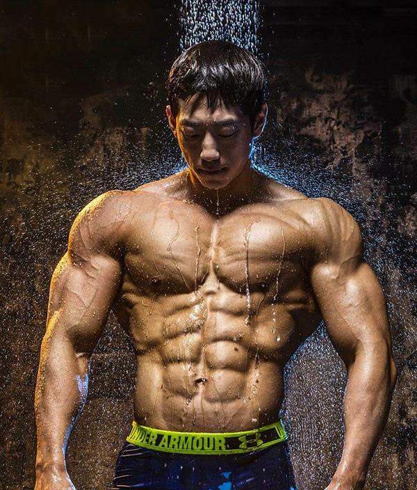 如何练筷子腿:男生练哪块肌肉会让穿衣服更好看？(练哪里的肌肉穿衣好看)